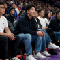 篮球赛事现场观众席与比赛画面