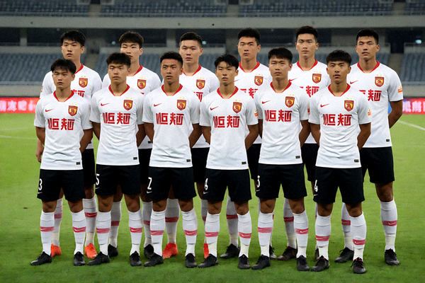 足球队首发阵容在球场中央列队合影